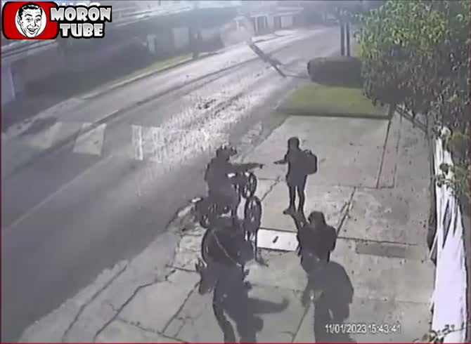 Video :The incorrect individual is targeted by two robbers!